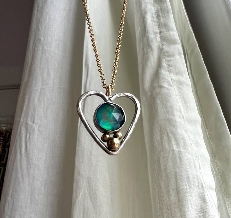 Queen Heart Anhänger - Handgefertigt Aus Sterlingsilber Mit Aromaopal Und Recycelten 14K Goldkiesel von RachelPfefferDesigns