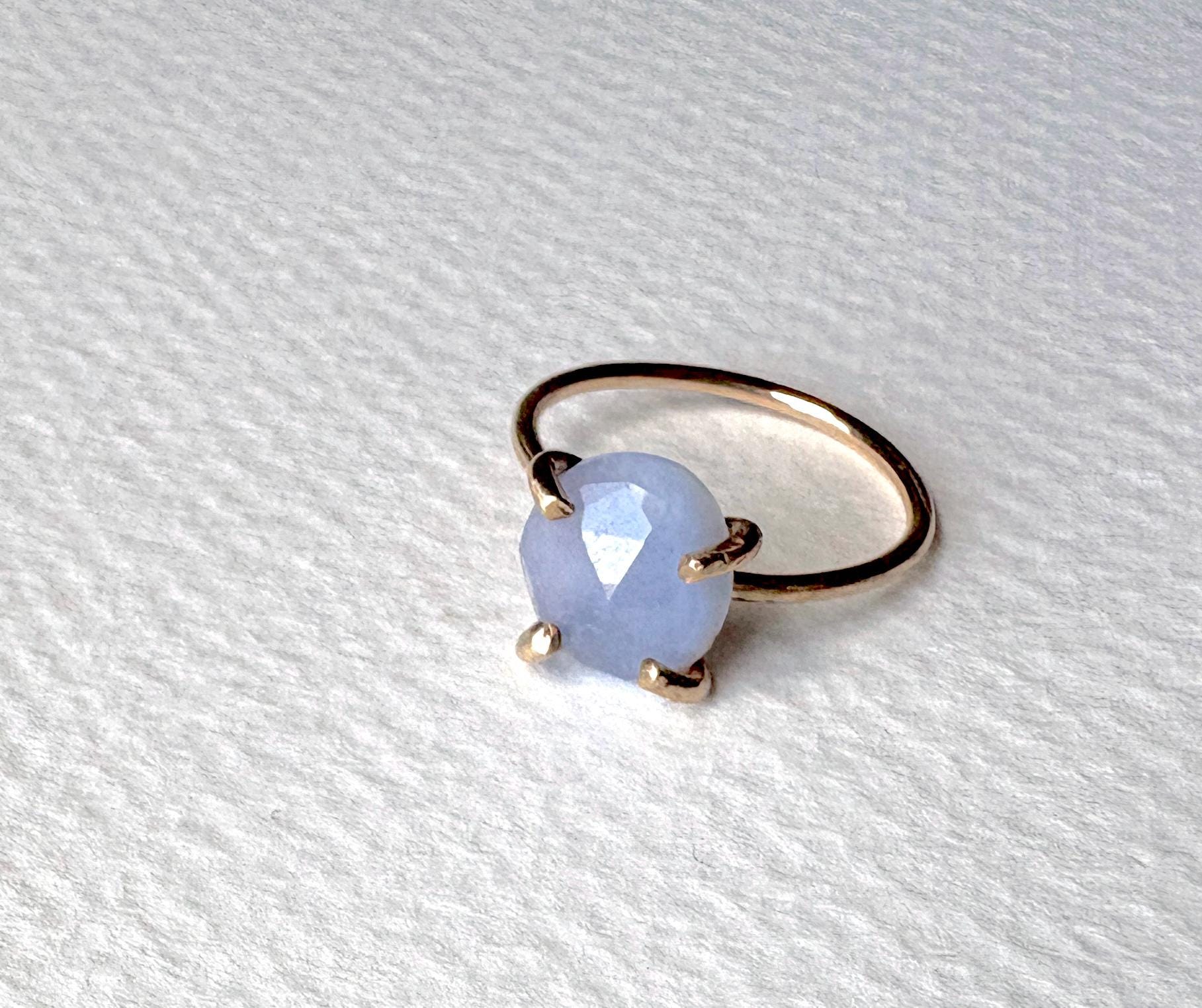 Rosecut Periwinkle Chalcedon Ring in 14K Goldfill Handgefertigt von RachelPfefferDesigns