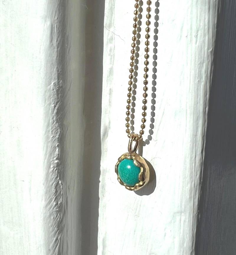 Handgefertigter Ausgebogener Türkis Charm Anhänger Aus 585Er Und 750Er Gelbgold Mit Einer Süßwasserperle von RachelPfefferDesigns