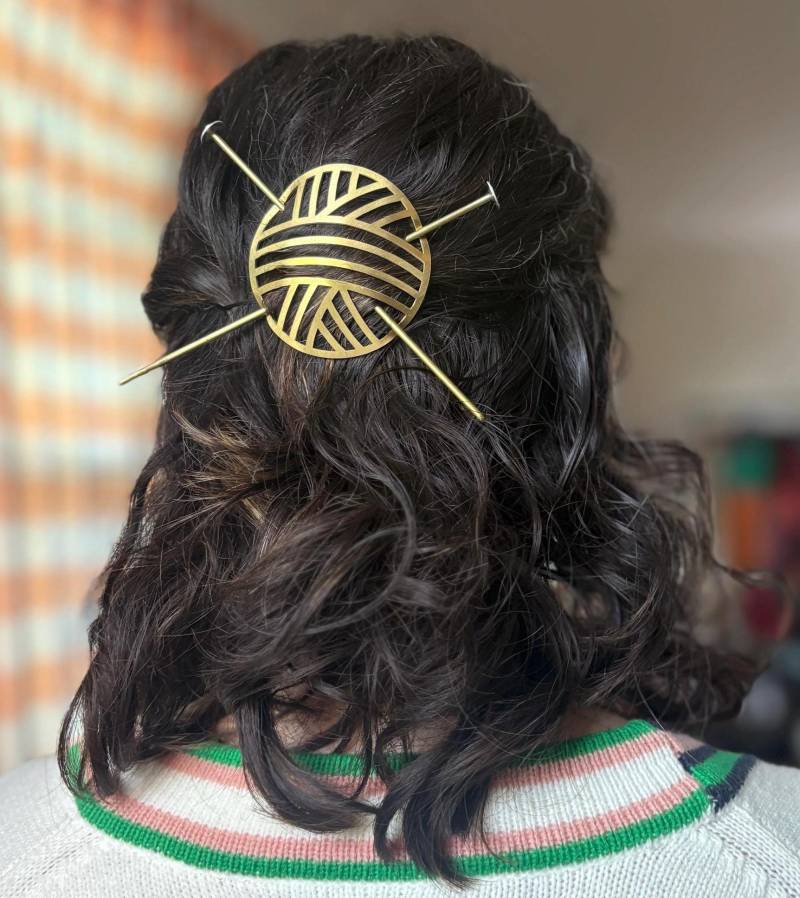Wollknäuel Oder Wolle Messing Haarnadel Mit Zwei Haarstäben Stricker Haarspange von RachelPfefferDesigns