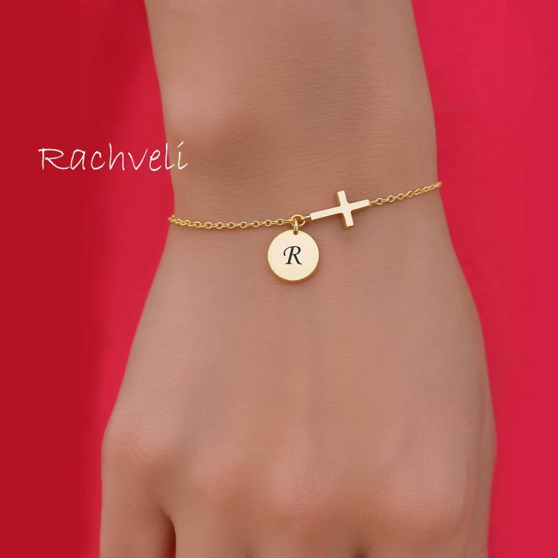 10K, 14K Oder 18K Massivgold Personalisierte Seitlich Kreuz Armband Fußkette Mit Gravierten Initial, Runde Scheibe Charm Für Frau Mädchen von Rachveli
