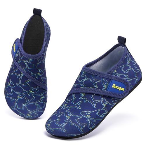 Racqua Badeschuhe Wasserschuhe Kinder rutschfeste Schwimmschuhe Leichtgewichtige Aqua Strand Pool Schuhe Baby Jungen Hai EU28/29 von Racqua