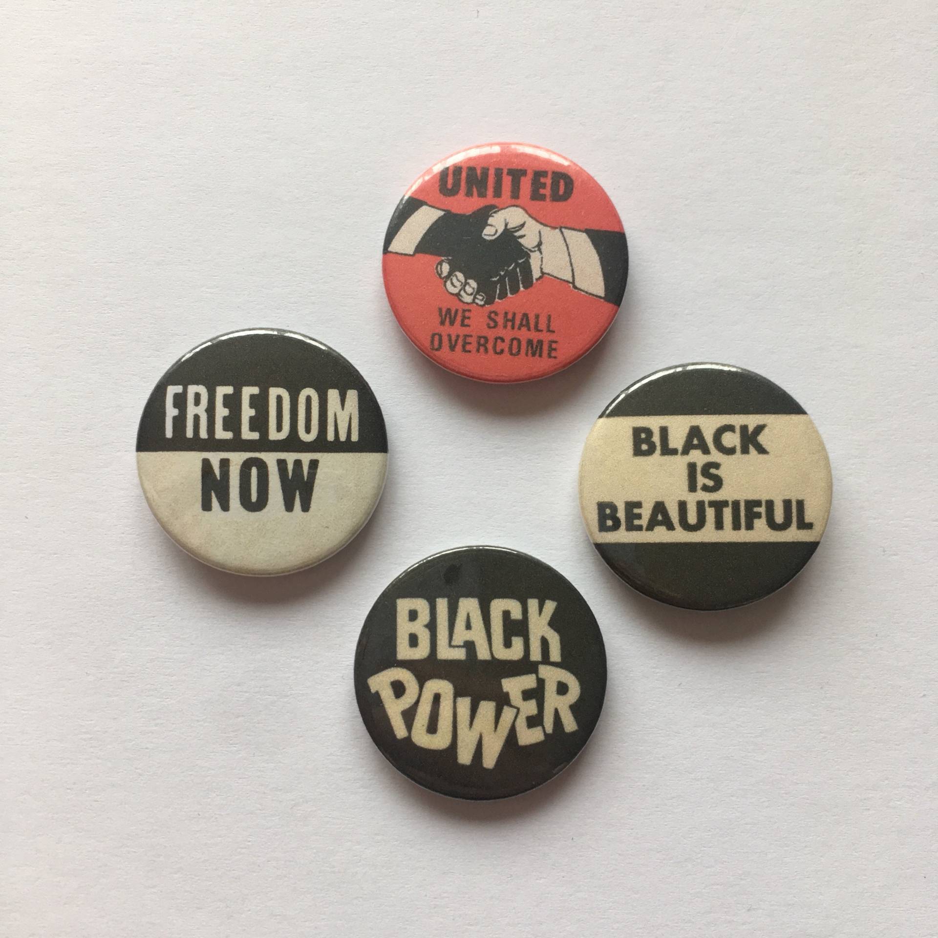 4 Anti-Rassismus Black Power Pinback Button Anstecker Vintage Remake Lives Matter 4 Anti-Rassismus Black Power Pinback Button Anstecker Vintage Remake Lives Matter von RadBadgesUK