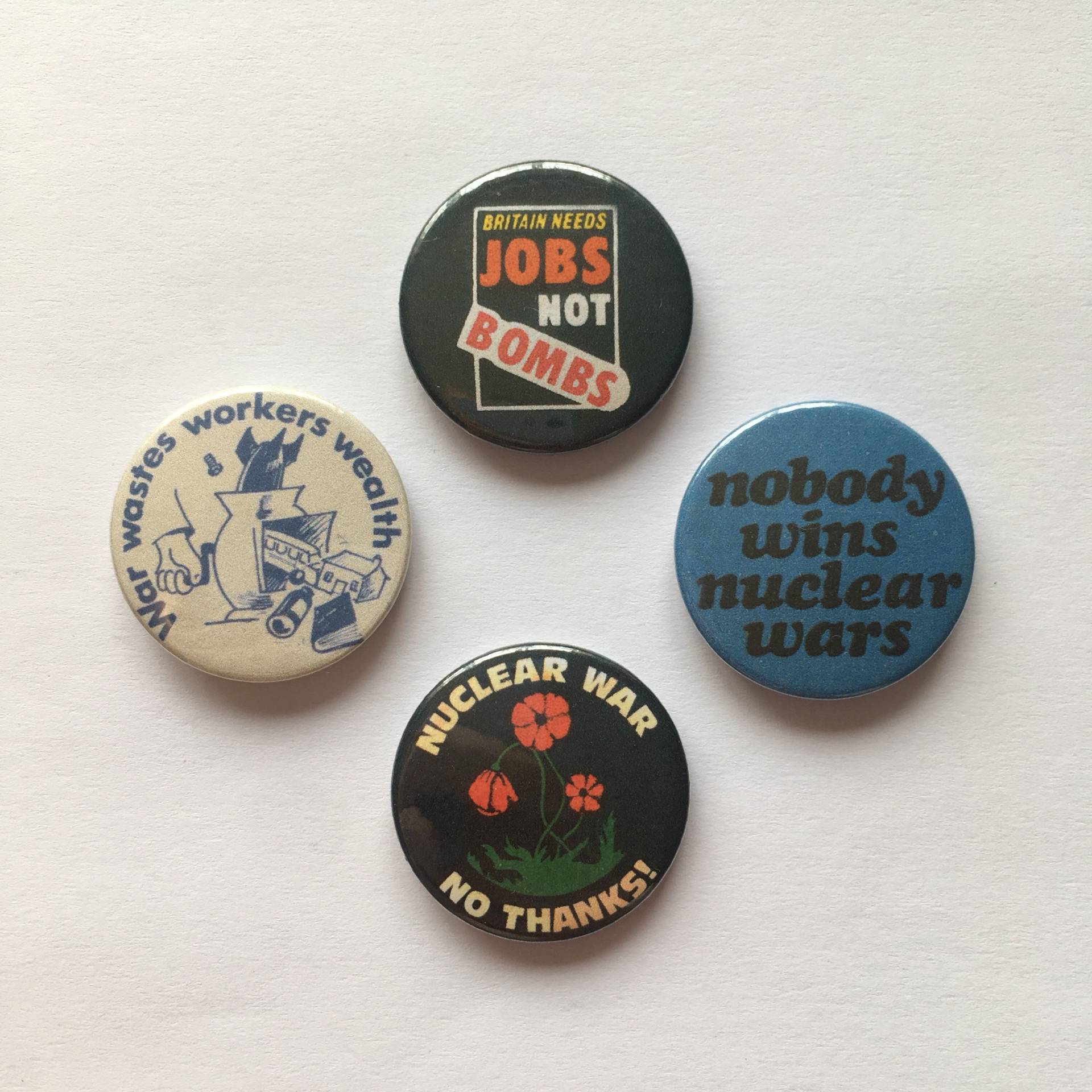 4 Antikrieg Anti-Nuklearwaffen Arbeit Grün Retro Vintage Remake Anstecker 4 Antikrieg Anti-Nuklearwaffen Arbeit Grün Retro Vintage Remake Anstecker von RadBadgesUK