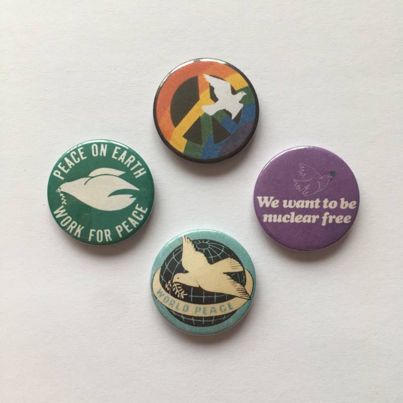 4 Antikrieg Peace Zeichen Taube Ansteckbuttons Weltfrieden Anti-Nuklearwaffen Anstecknadeln 4 Antikrieg Peace Zeichen Taube Ansteckbuttons Weltfrieden Anti-Nuklearwaffen Anstecknadeln von RadBadgesUK
