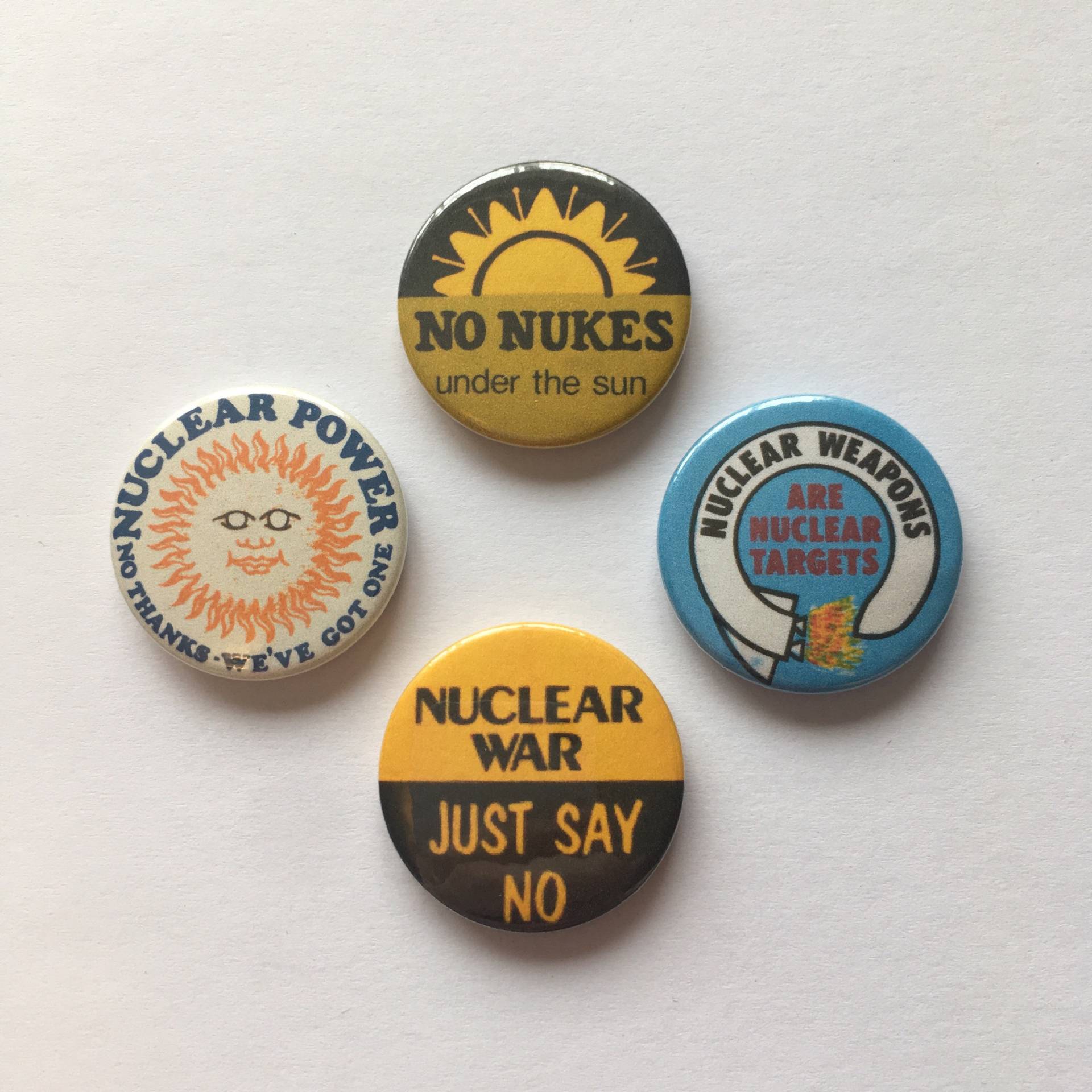 4 Remade Vintage Anti-Nuclear Pin Button Anstecker Antikriegs-Nuklearwaffen Grün Umweltschützer Retro Set 4 Remade Vintage Anti-Nuclear Pin Button Anstecker Antikriegs-Nuklearwaffen Grün Umweltschützer Retro Set von RadBadgesUK