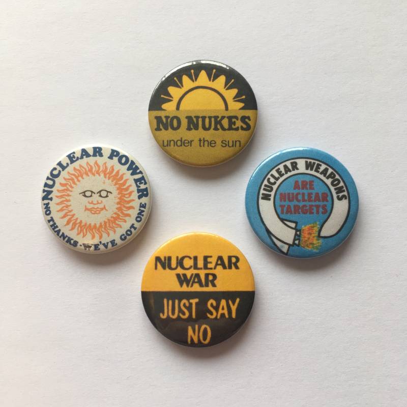 4 Remade Vintage Anti-Nuclear Pin Button Anstecker Antikriegs-Nuklearwaffen Grün Umweltschützer Retro Set 4 Remade Vintage Anti-Nuclear Pin Button Anstecker Antikriegs-Nuklearwaffen Grün Umweltschützer Retro Set von RadBadgesUK