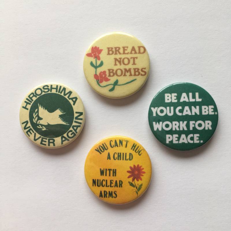 Antikrieg Peace Protest Anstecker Set Von 4 Vintage Remake Retro Anti-Nuclear Pin Buttons Antikrieg Peace Protest Anstecker Set Von 4 Vintage Remake Retro Anti-Nuclear Pin Buttons von RadBadgesUK