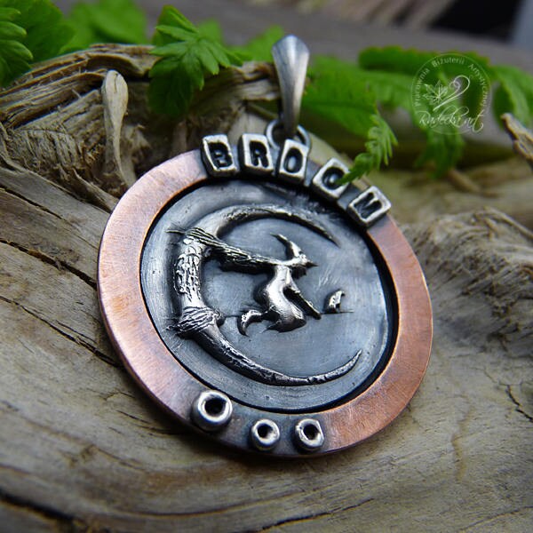 Halloween Anhänger, Hexe Auf Einem Besen, Schmuck, Kupfer Geschenk, Silber Happy von RadeckaArt