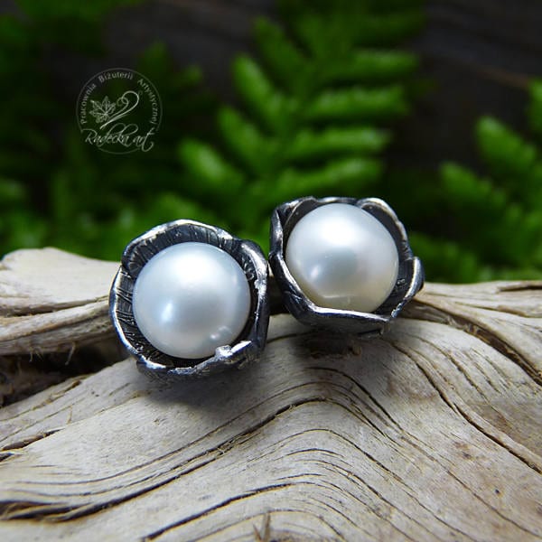 Weiße Perle Ohrstecker, Metal Clay, Brautschmuck, Brautjungfer Ohrringe, Süßwasserperlen, Hochzeit Ohrringe von RadeckaArt