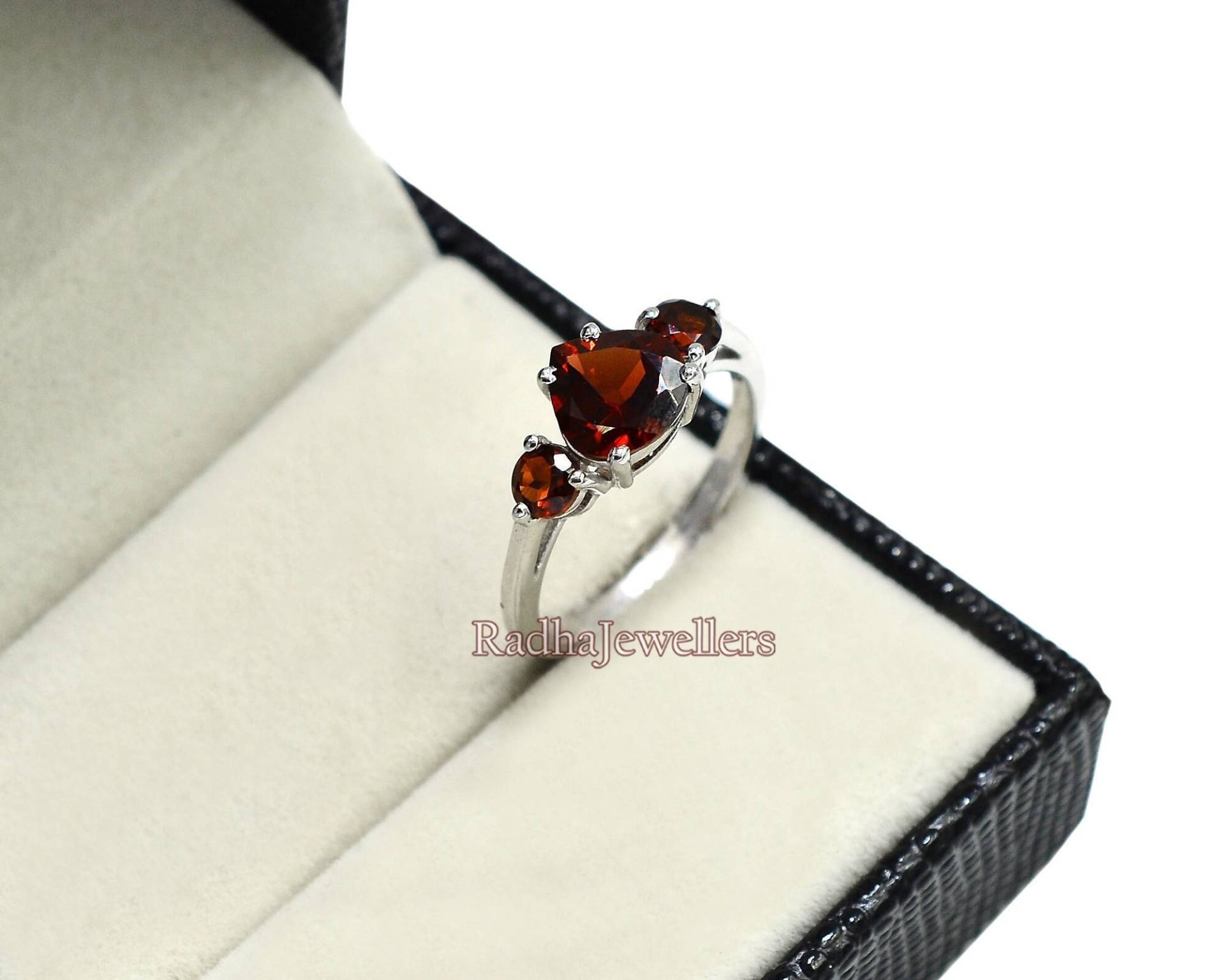 Natürlicher Roter Granat Ring, Januar Birthstone, 925 Sterling Silber, Schmuck, Frauen Versprechen Geschenk Für Freund, Cluster Ring von RadhaJewellers