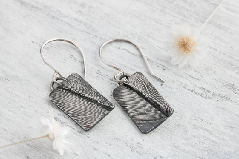 Feine Silberne Federohrringe Weidenschneehuhn-Textur, Boho Style von RadiantJewelStudio