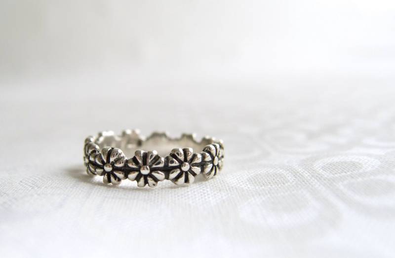 Gänseblümchen Ring, Ich Wähle Dich Gravierte Blumen Silber Sterling Ringe Für Frauen, Stapelring, Ganze Und Halbe Größen 3-10 von RadiantJewelStudio