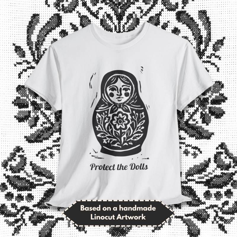 Linolschnitt Matroschka Shirt Trans Rechte, Unisex Baumwolle Linolschnitt Matroschka Shirt Trans Rechte, Unisex Baumwolle von RadicalGoodsByLara