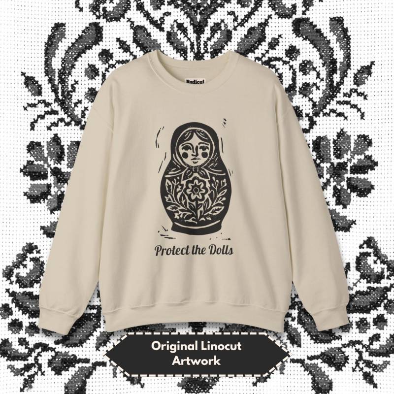 Protect The Dolls Sweatshirt Linolschnitt Matryoshka Design - Trans Rights Feminismus Protect The Dolls Sweatshirt Linolschnitt Matryoshka Design - Trans Rights Feminismus von RadicalGoodsByLara