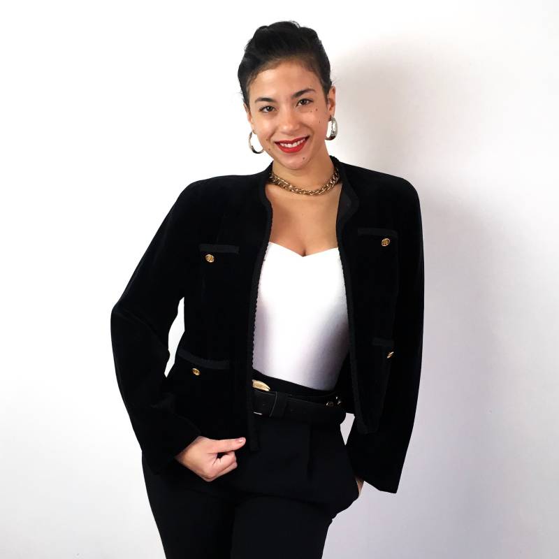 Seltener Vintage Schwarzer Samtblazer. Caroline Rohmer, Hergestellt in Frankreich. Hohe Qualität. Goldknöpfe, Wunderschöne Details, Vier Taschen von RadicalSilk