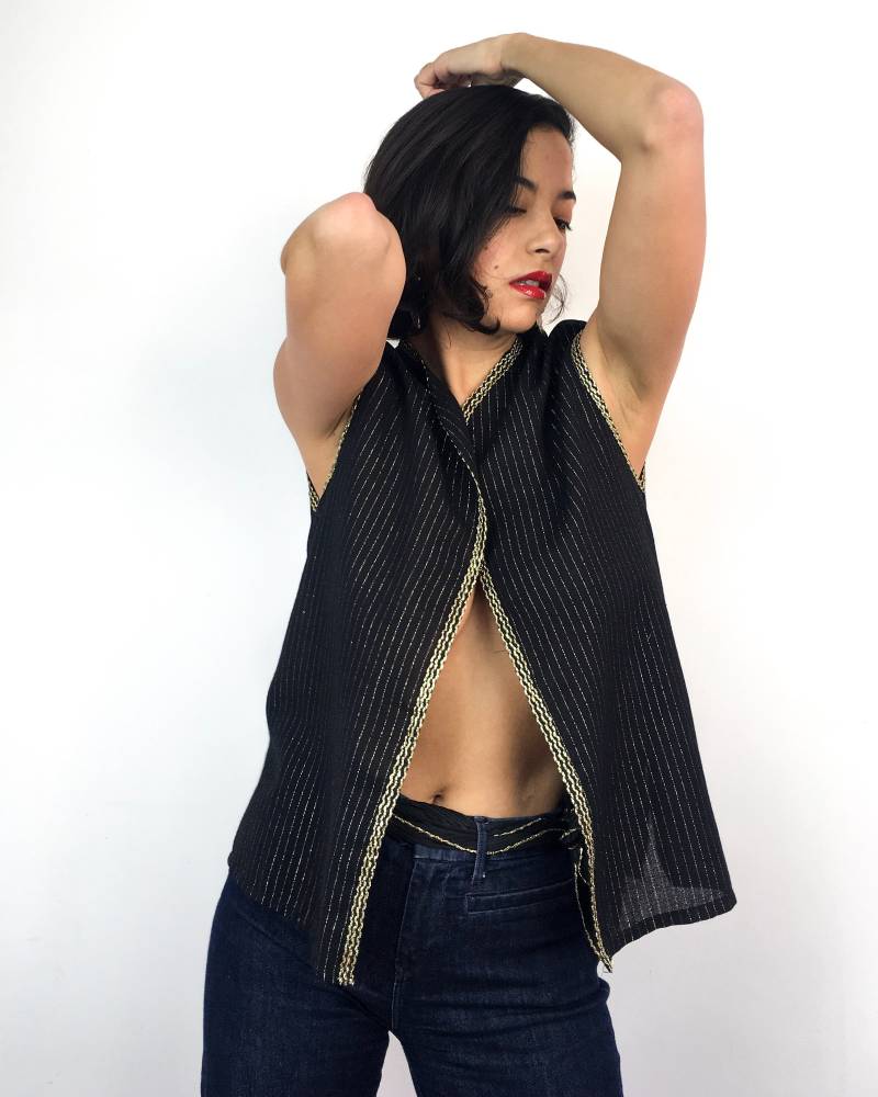 Vintage 70Er Jahre Schwarz Und Gold Weste. Dünn Schimmernd Mit Sehr Dünnen Goldlinien Goldbesatz An Den Rändern. Also Retro. Größen S Bis L von RadicalSilk