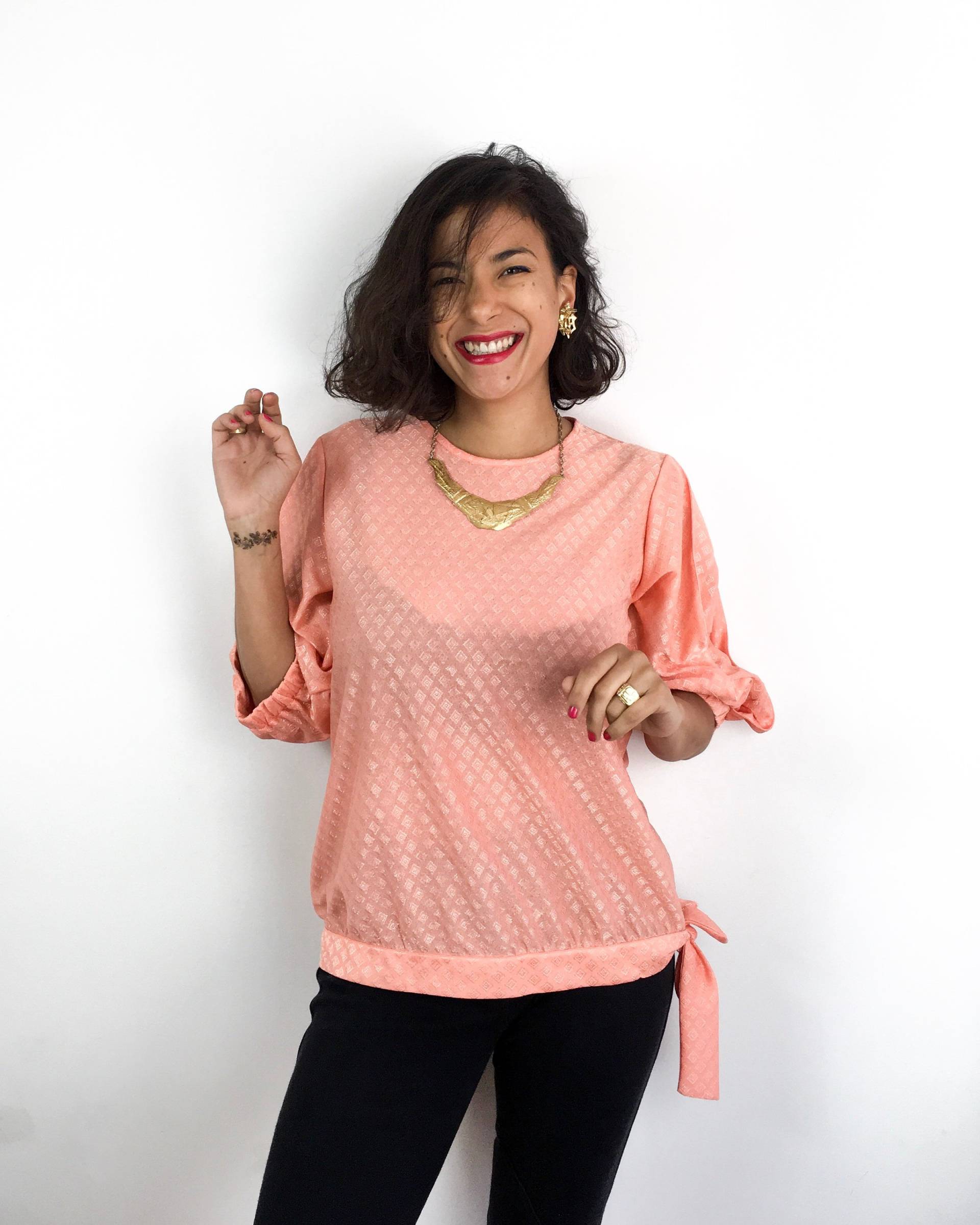 Vintage 80Er Jahre Pfirsich Pink Glänzendes Top. in Der Hüfte Geknotet, Puffige 3/4 Ärmel, Hinten Geknöpft. Größen S Bis L von RadicalSilk