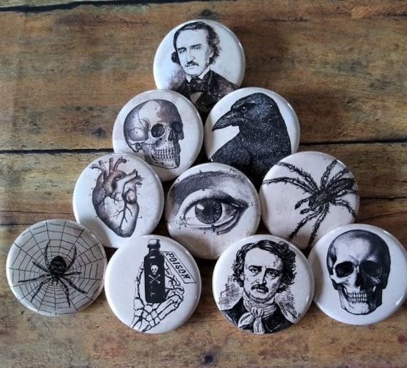 Edgar Allen Poe Buttons, Spider Pins, Raven Skull Knöpfe, Metall Anstecker, Halloween Button Pin Magnete, Einzigartige Geschenkidee von RadicallyYours