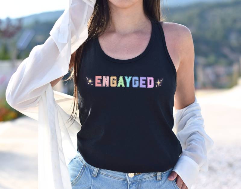 Frauen Racerback Tank Lgbtq Pride Engayged Regenbogen Shirt Lesben Verlobung Ankündigung Geschenk Gaylesbian Brides Queer Hochzeit Mrs And von RadientSelfPrints