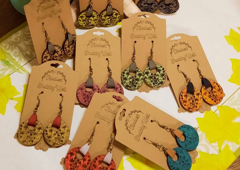 Rustikale Boho Ohrringe , Holzohrringe Mit Kunstleder Hängeohrringe-Blumengravur , Verschidene Farben von RadostShabbyWelt