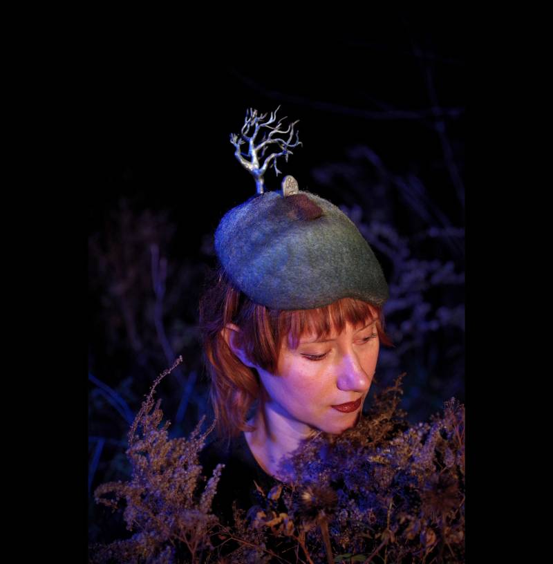 Gefilzter Friedhofshut Gothic Fascinator - Wearable Art Handmade Fashion Haute Couture Gefilzter Friedhofshut Gothic Fascinator - Wearable Art Handmade Fashion Haute Couture von RaeSwon