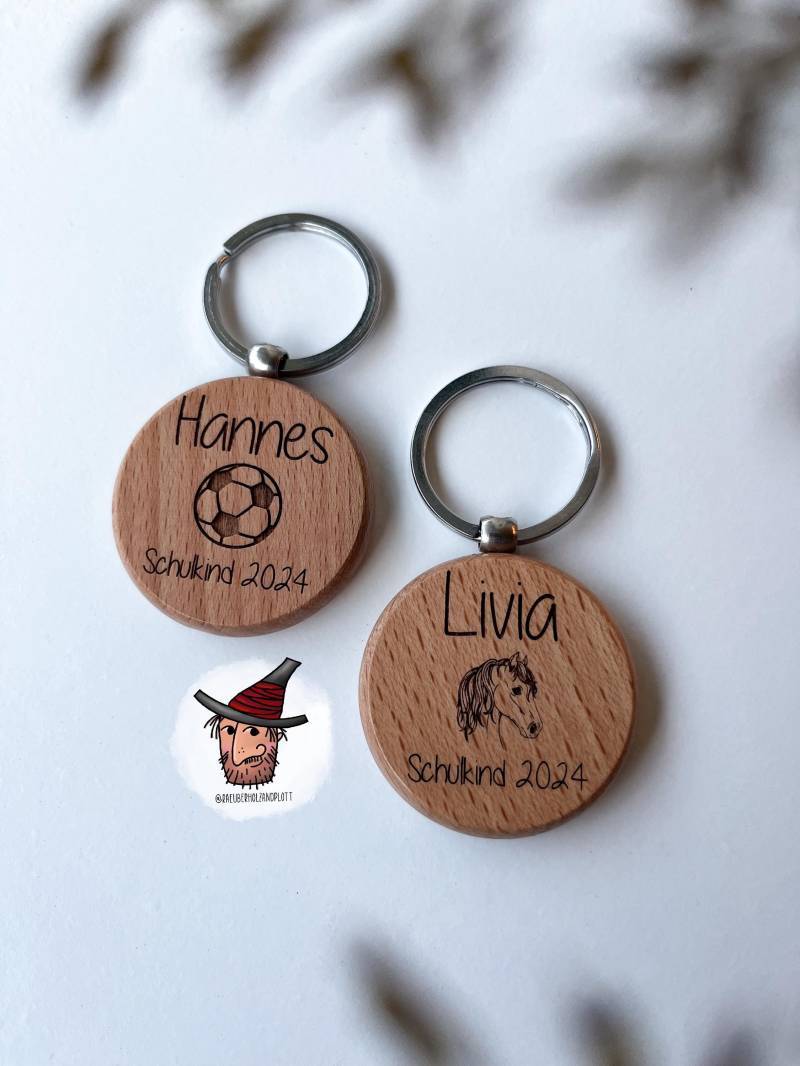 Personalisierter Schlüsselanhänger Aus Holz Mit Name Und Motiv | Schulkind 2024 Einschulung Glücksbringer Schultüte Geschenkidee von RaeuberHolzandplott