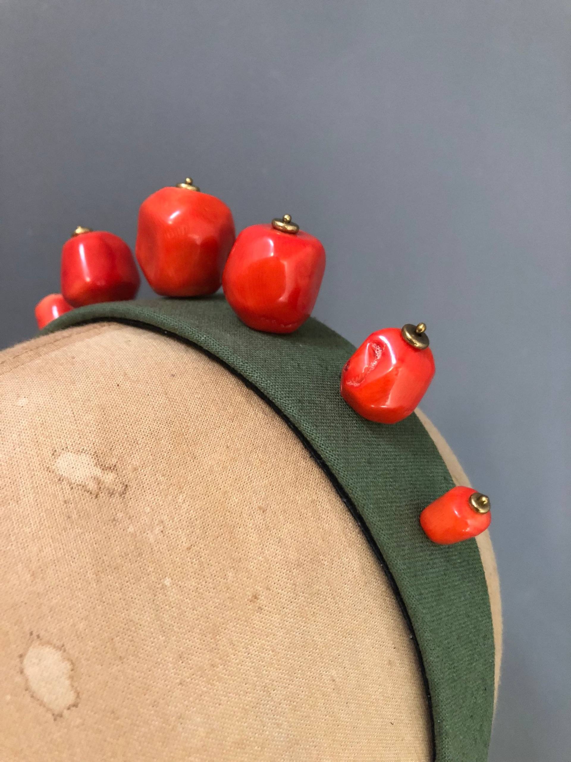 Jekaterina Krone Koralle Und Grün - Bejewelled Rosa Stirnband Rote Unregelmäßige Perlen von RafaPeinador