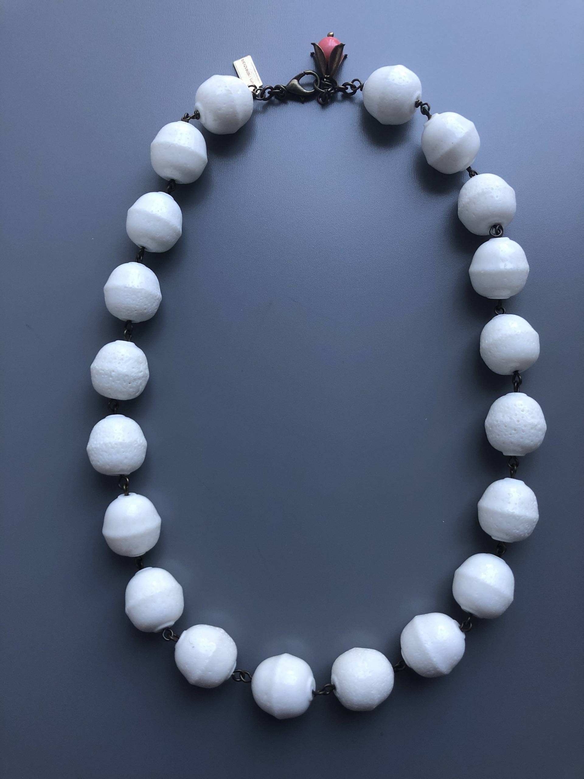 Weiße Koralle Eichel - Kurze Halskette Schwamm Weiße Runde Perlen 16x18mm von RafaPeinador