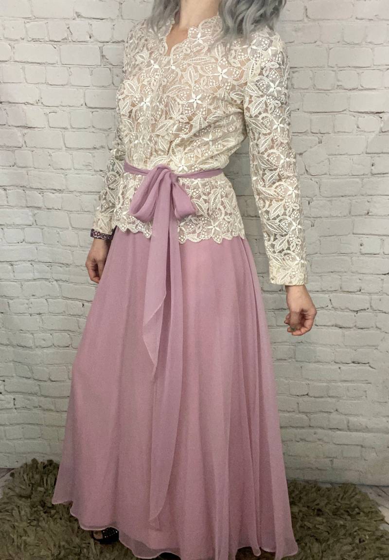 Vintage Chiffon Lavendel Spitze Cocktailkleid Klein von RagLuxe