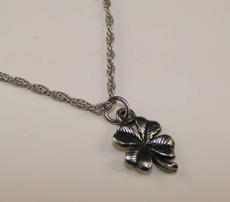 4 Leaf Clover Halskette - Silver Plated Charme Auf 18 Zoll Silber Seil-Kette 4 Leaf Clover Halskette - Silver Plated Charme Auf 18 Zoll Silber Seil-Kette von RageDesignCompany
