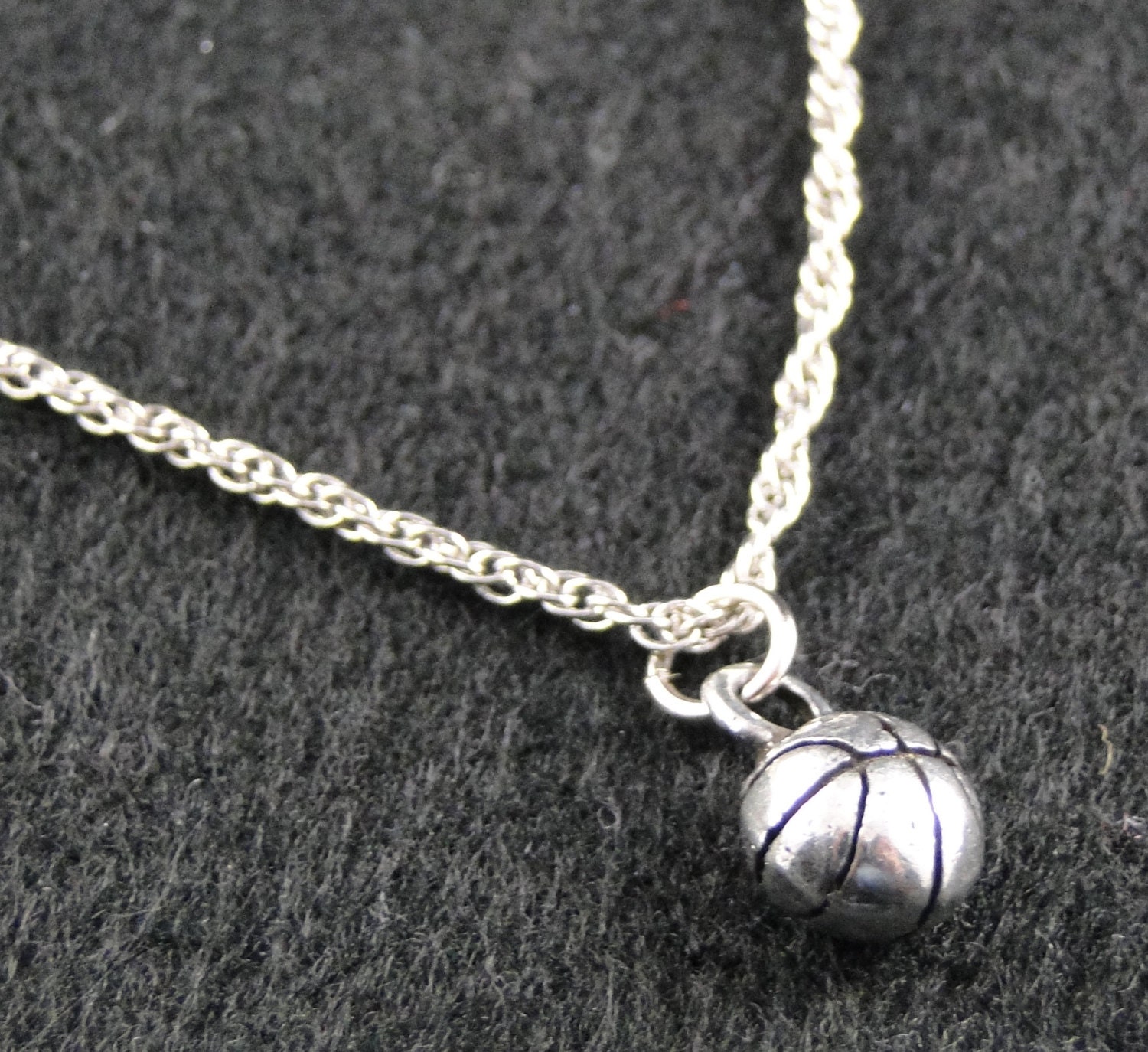 Basketball-Halskette - Silver Plated Charme Auf 18 Zoll Silber Seil-Kette Basketball-Halskette - Silver Plated Charme Auf 18 Zoll Silber Seil-Kette von RageDesignCompany