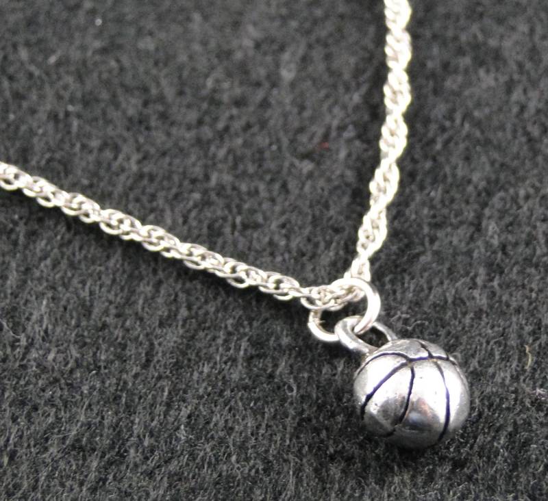Basketball-Halskette - Silver Plated Charme Auf 18 Zoll Silber Seil-Kette Basketball-Halskette - Silver Plated Charme Auf 18 Zoll Silber Seil-Kette von RageDesignCompany