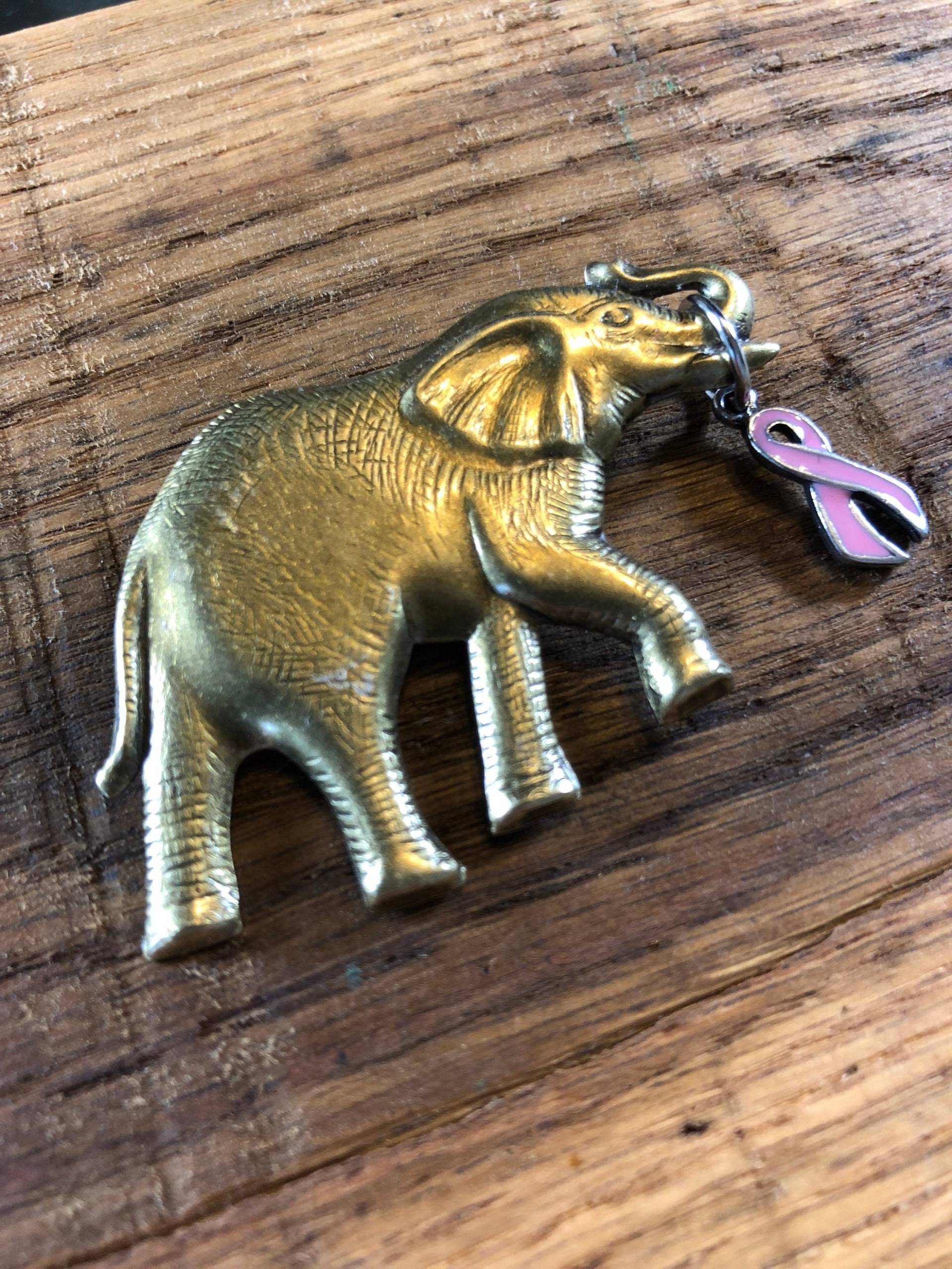 Elefant Mit Rosa Band Brosche von RageDesignCompany