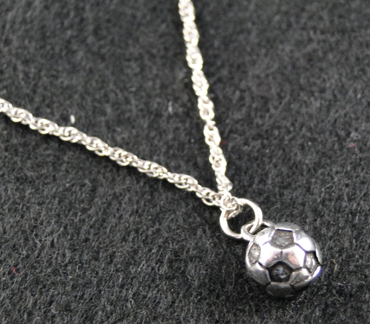 Soccer Ball Halskette - Silver Plated Charme Auf 18 Zoll Silber Seil-Kette Soccer Ball Halskette - Silver Plated Charme Auf 18 Zoll Silber Seil-Kette von RageDesignCompany
