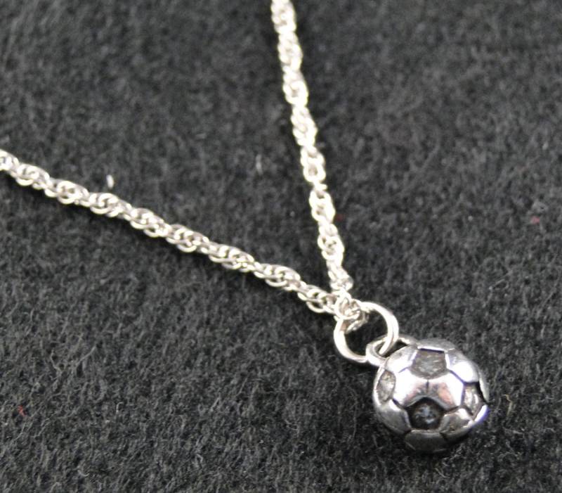 Soccer Ball Halskette - Silver Plated Charme Auf 18 Zoll Silber Seil-Kette Soccer Ball Halskette - Silver Plated Charme Auf 18 Zoll Silber Seil-Kette von RageDesignCompany