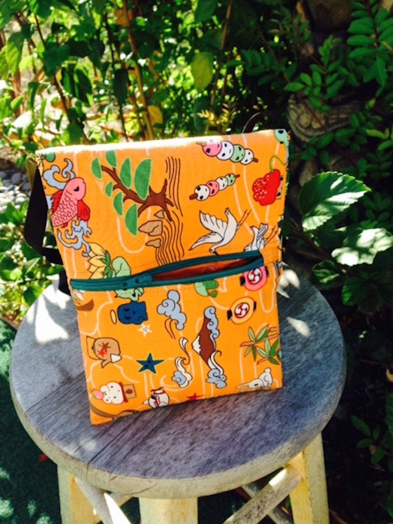 Tomodachi Hip/Shoulder Bag von RaglandsIslandTotes