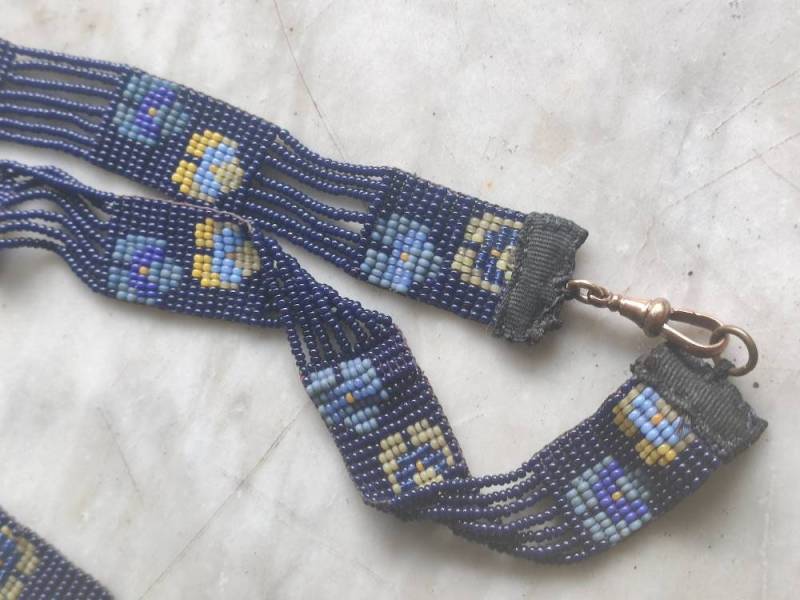 1920S Woven Blue Bead Necklace 1920S Woven Blue Bead Necklace von Ragslinenandlace