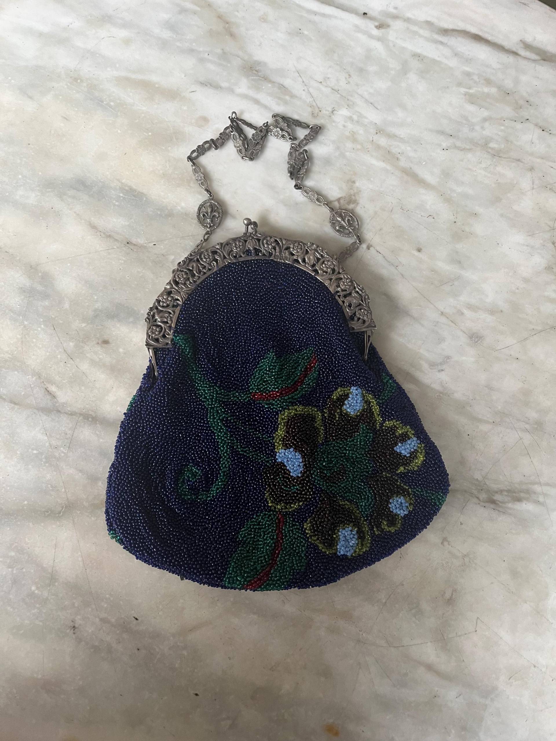 Antique Beaded Bag With Silver Frame & Chain von Ragslinenandlace
