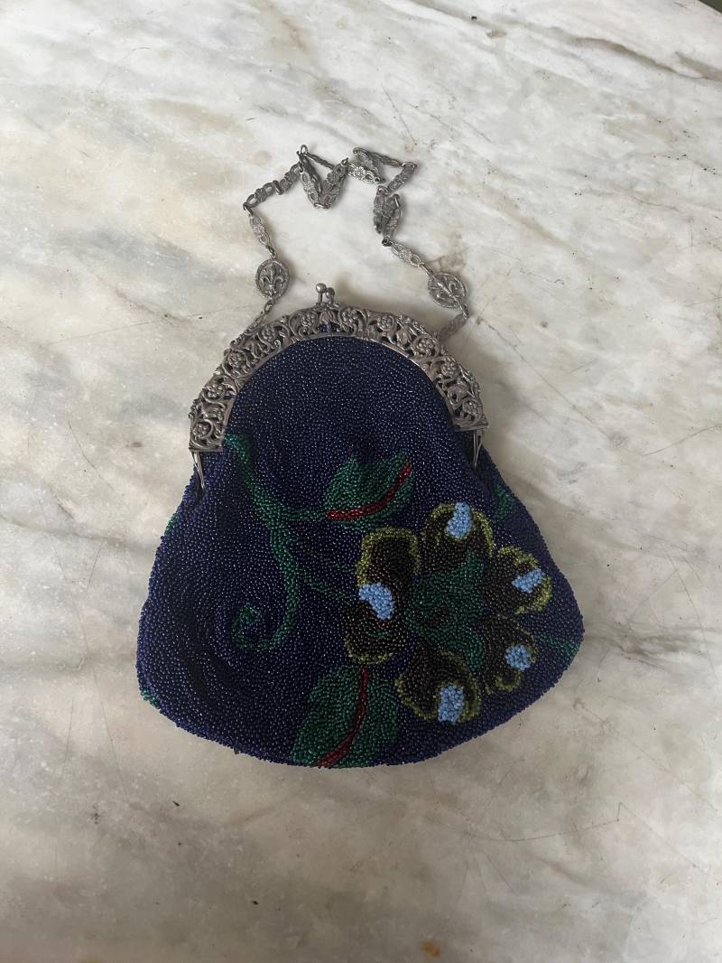 Antique Beaded Bag With Silver Frame & Chain Antique Beaded Bag With Silver Frame & Chain von Ragslinenandlace