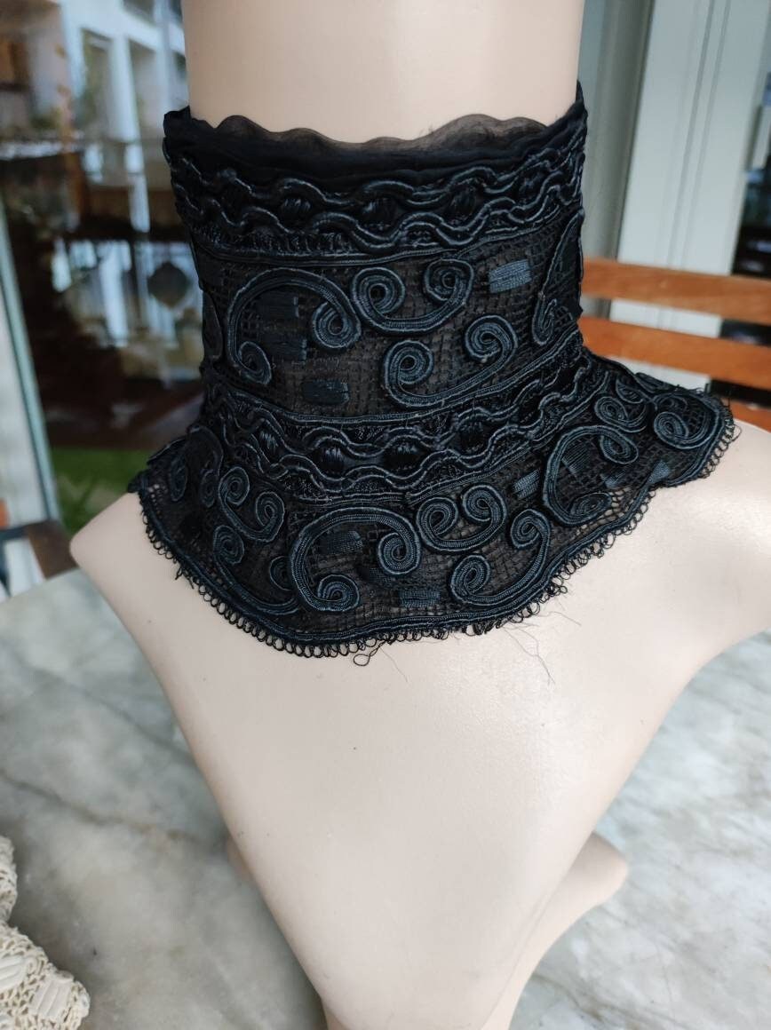 Antique Black Soutache High Collar Plastron von Ragslinenandlace