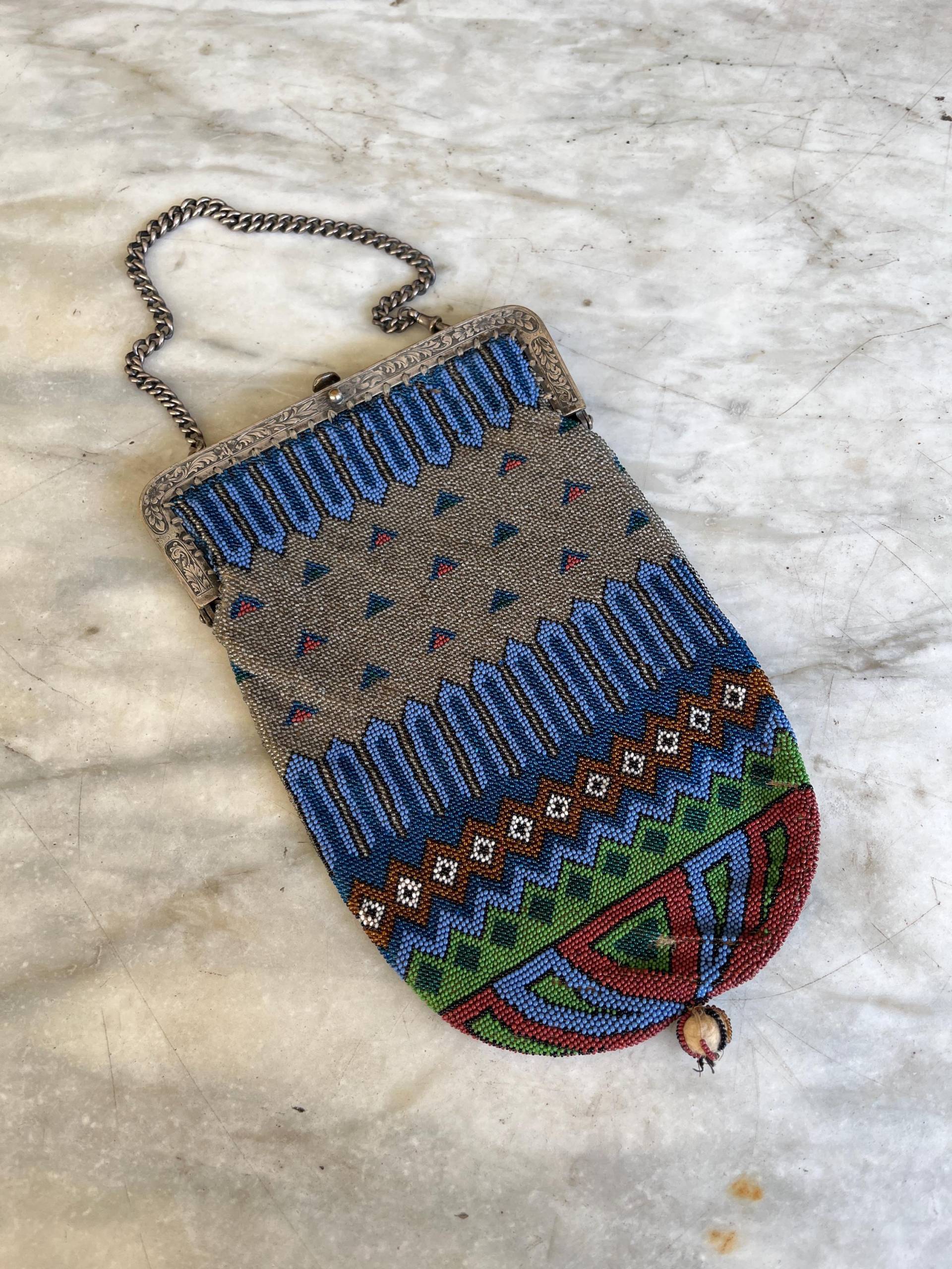 Antique Egyptian Revival Beaded Bag von Ragslinenandlace