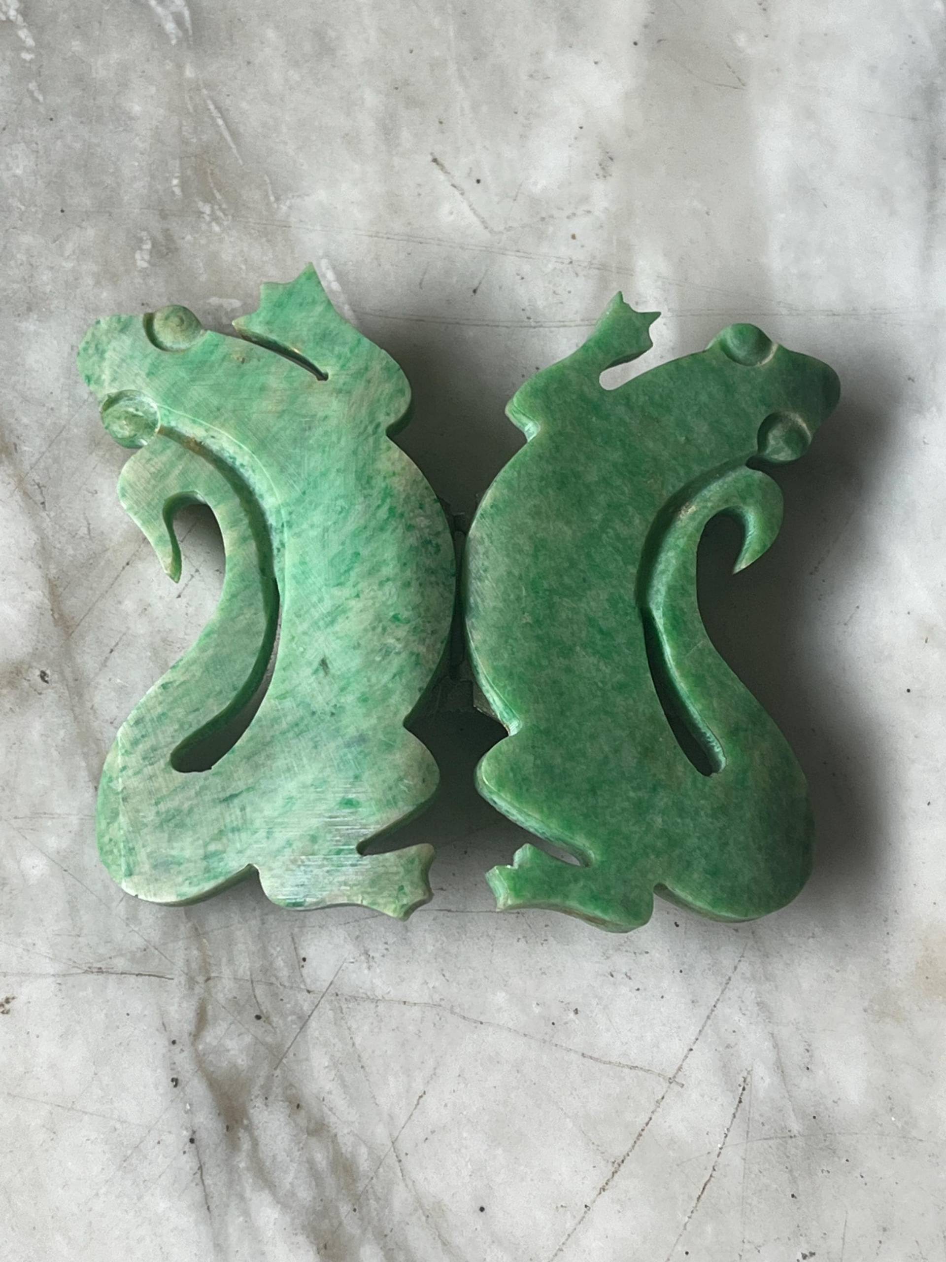 Antique Green Bakelite Two Part Buckle in Form Of A Lizard von Ragslinenandlace