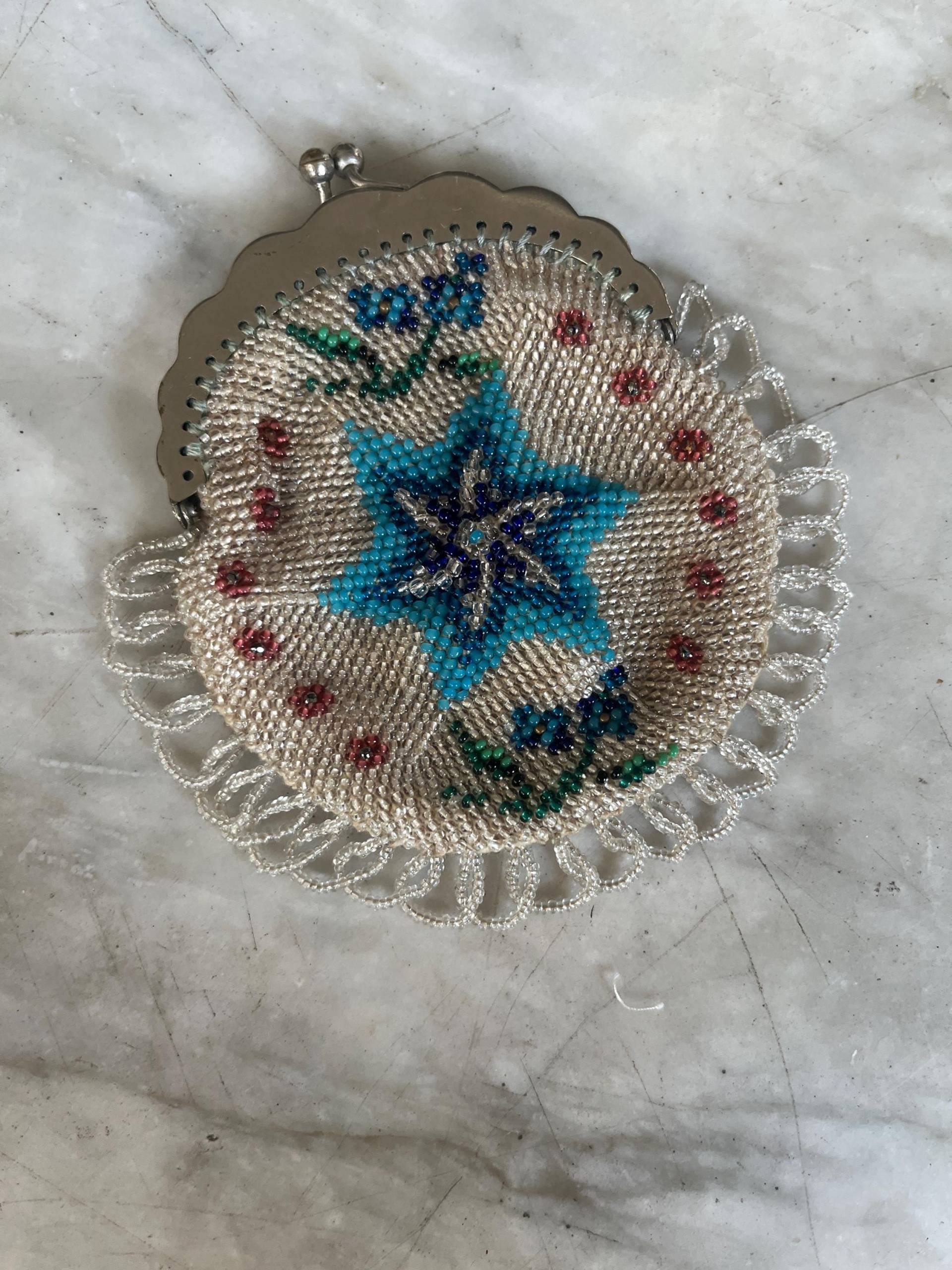 Antique Knitted Beaded Purse von Ragslinenandlace