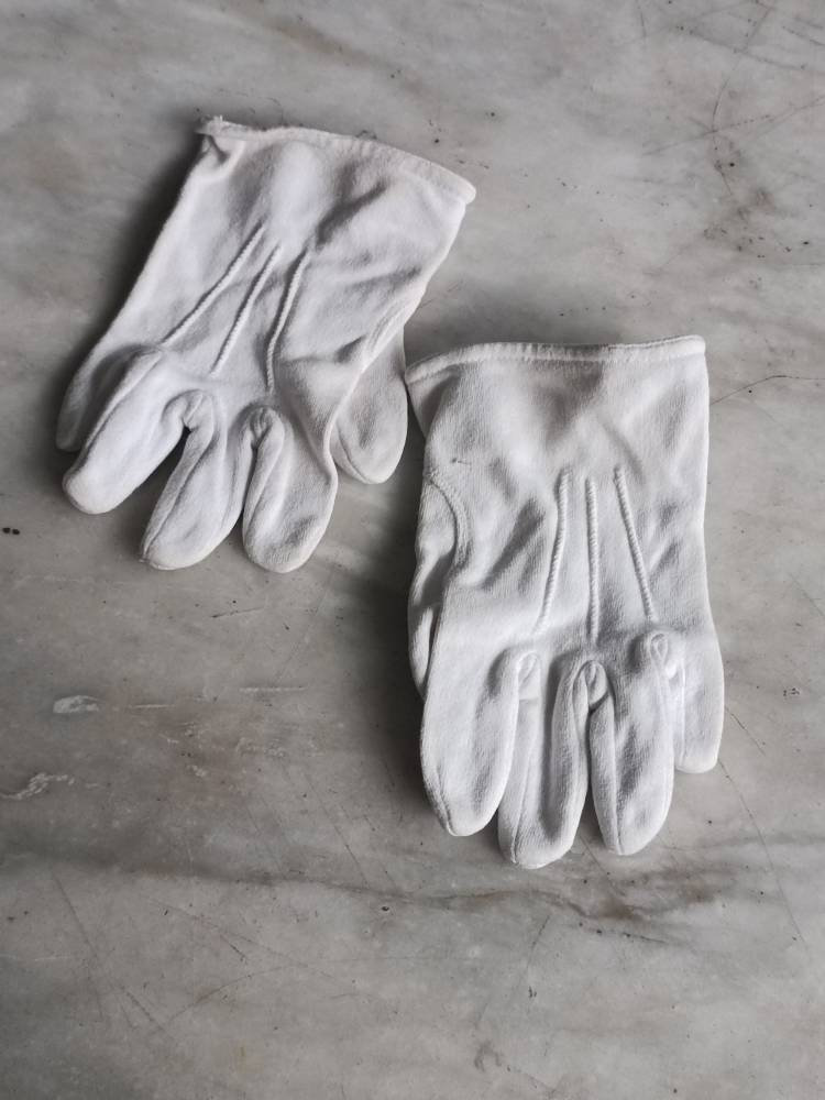 Antique White Cotton Childrens' Gloves von Ragslinenandlace
