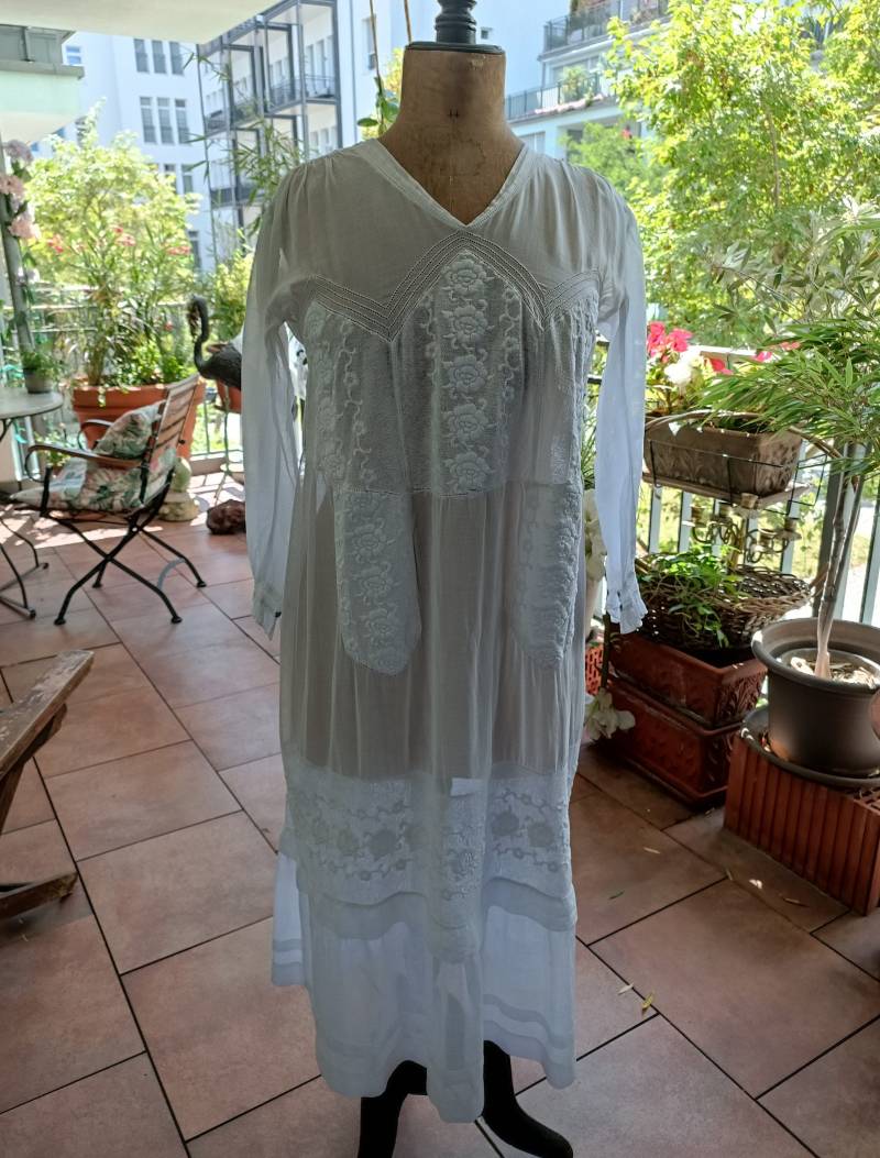 Antique White Muslin Tea Gown From 1914 Antique White Muslin Tea Gown From 1914 von Ragslinenandlace