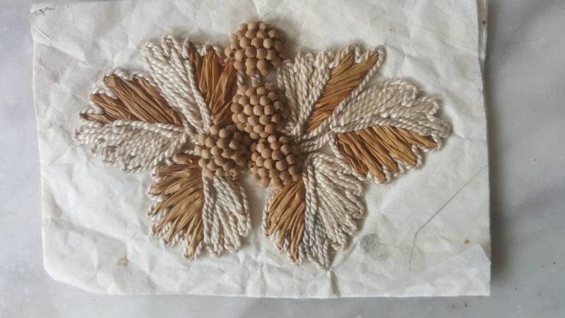 Antique Edwardian Wooden Bead & Silk Hat Application Antique Edwardian Wooden Bead & Silk Hat Application von Ragslinenandlace