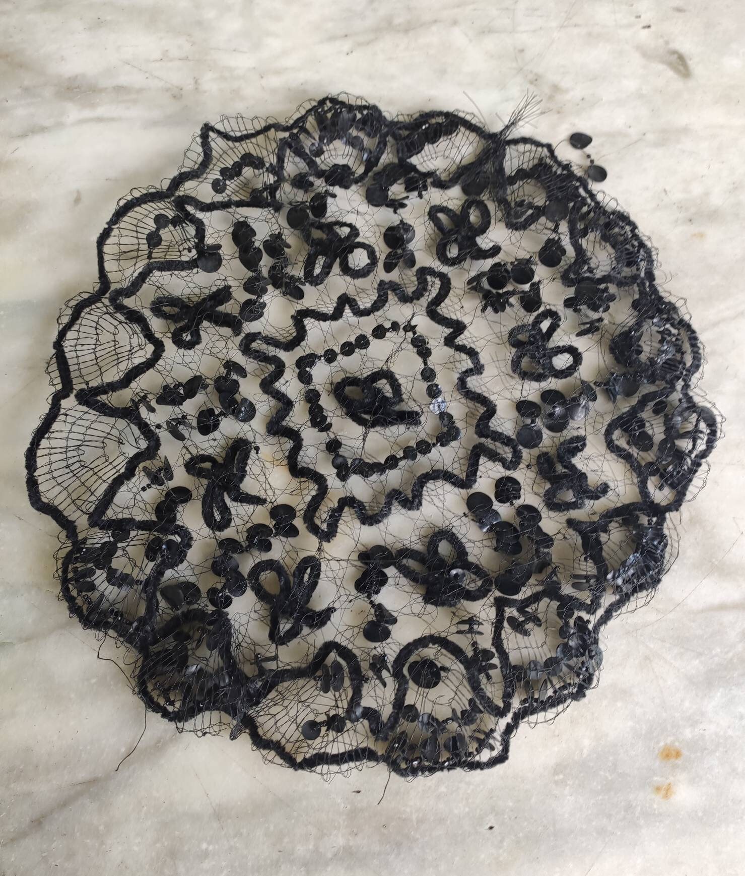 Victorian Sequinned & Chenille Embroidered Circle von Ragslinenandlace