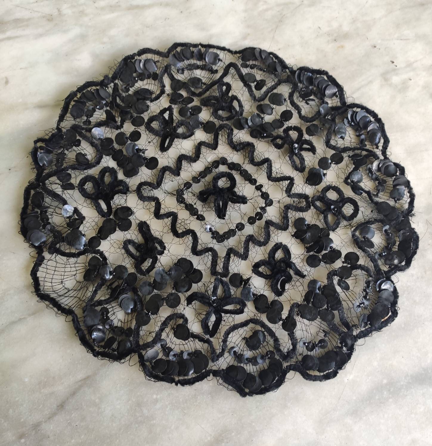 Victorian Sequinned & Chenille Trimmed Hat Circle von Ragslinenandlace