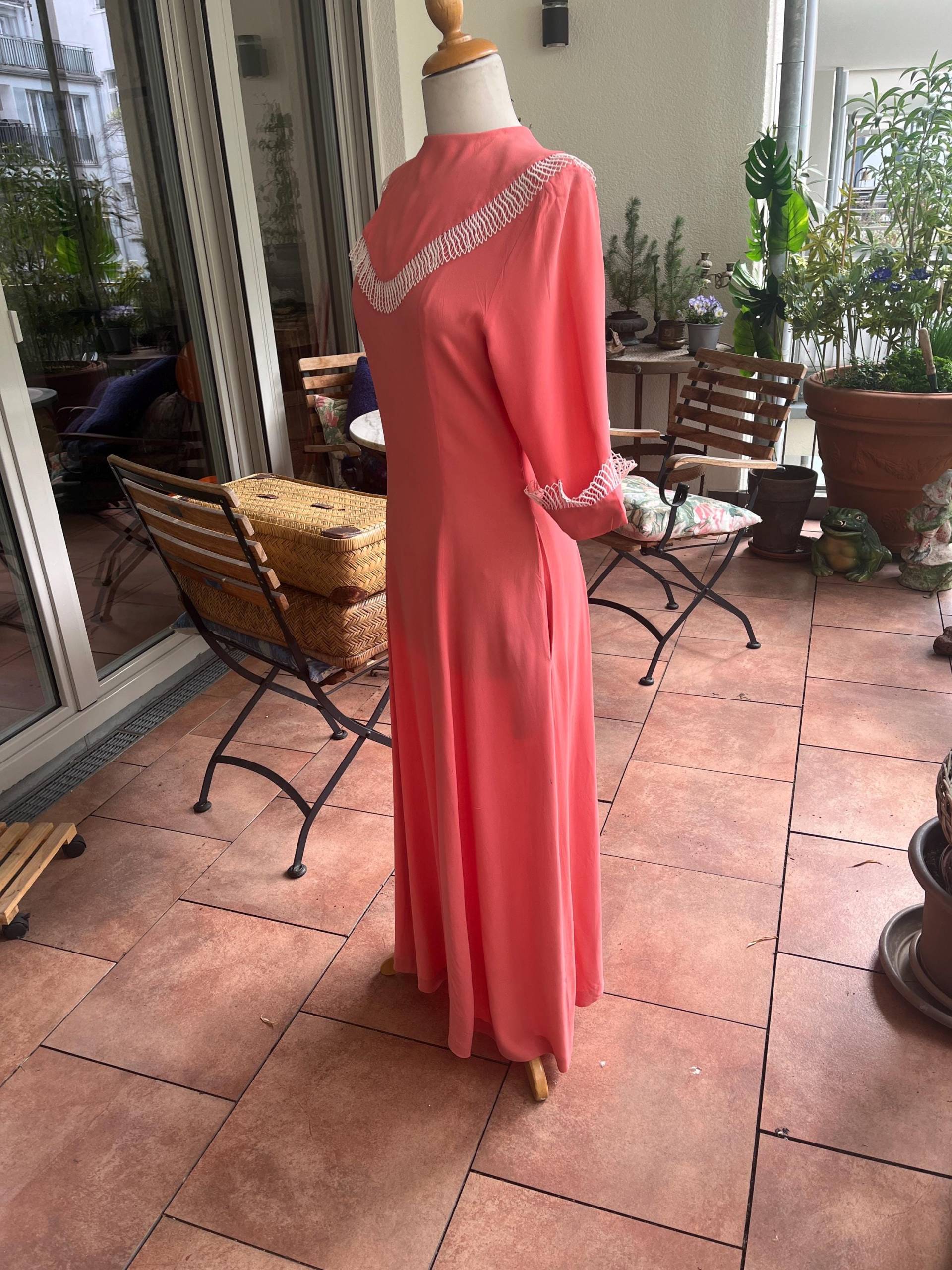 Vintage 1930S Salmon Pink Crêpe Full Length Gown von Ragslinenandlace